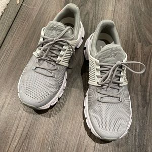 on cloud swift shoes white/grey size 7.5 EUC
